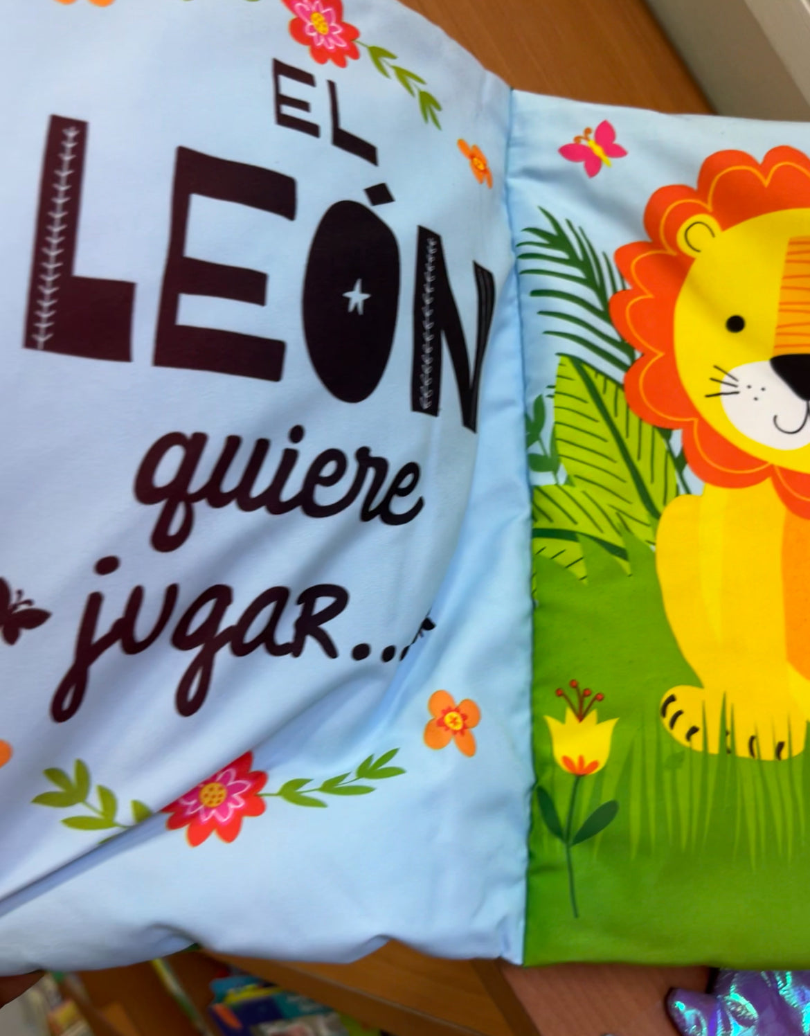 Libro de Tela Tamaño Almohada - Hora de Jugar Leon