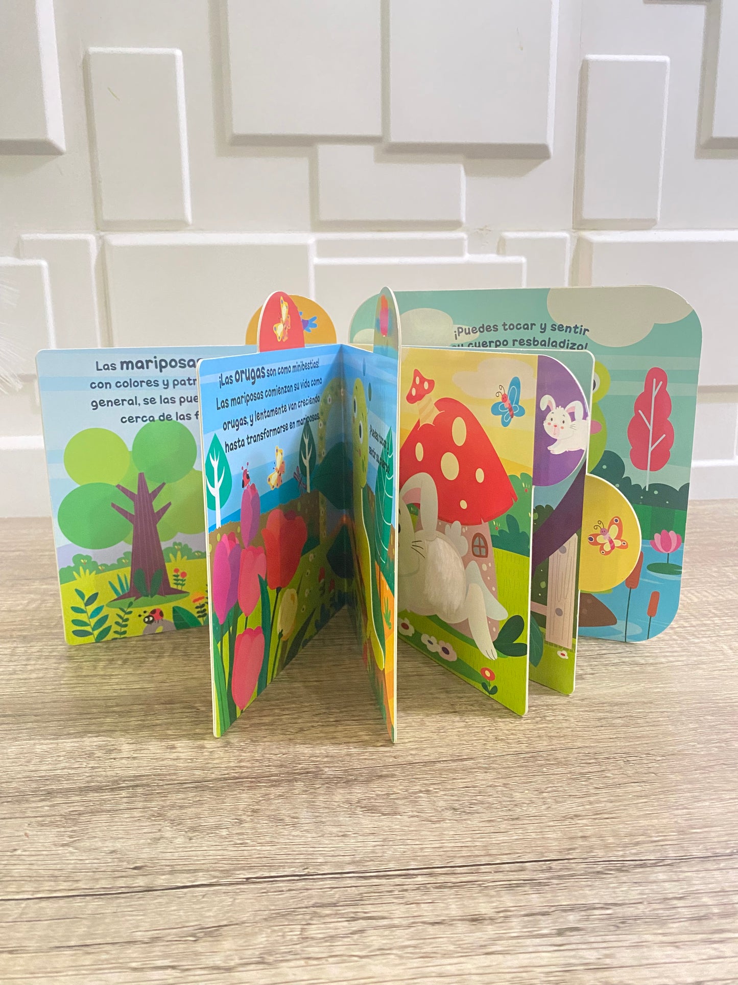 Los Secretos del Jardín, Libro con Pestaña y Relieve para Sentir y Tocar