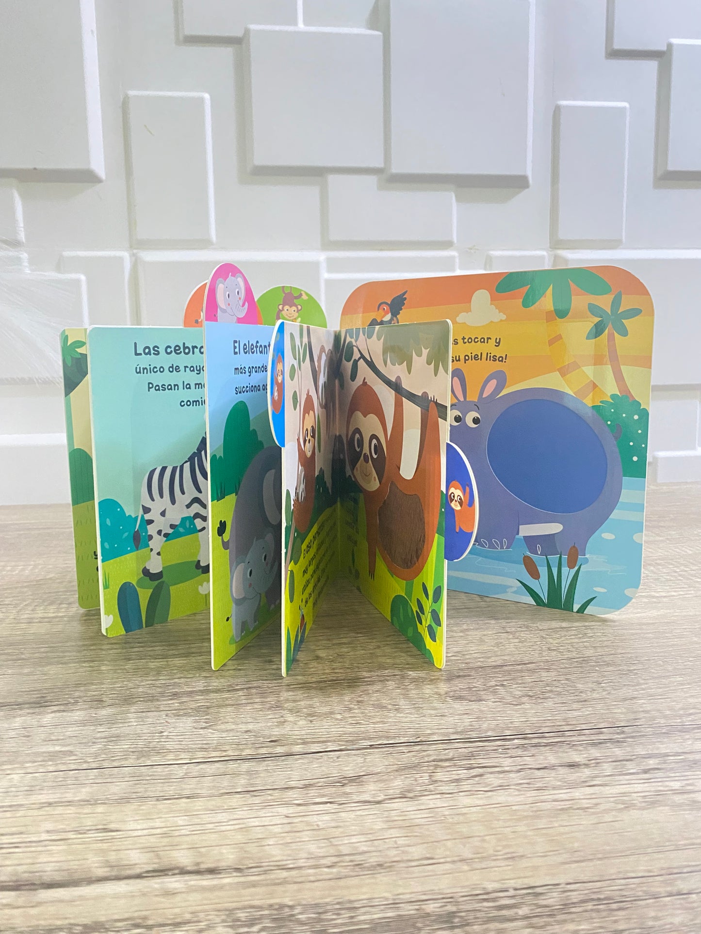 Libro Infantil Exploradores de la Selva con Pestañas y Relieve para Sentir y Tocar