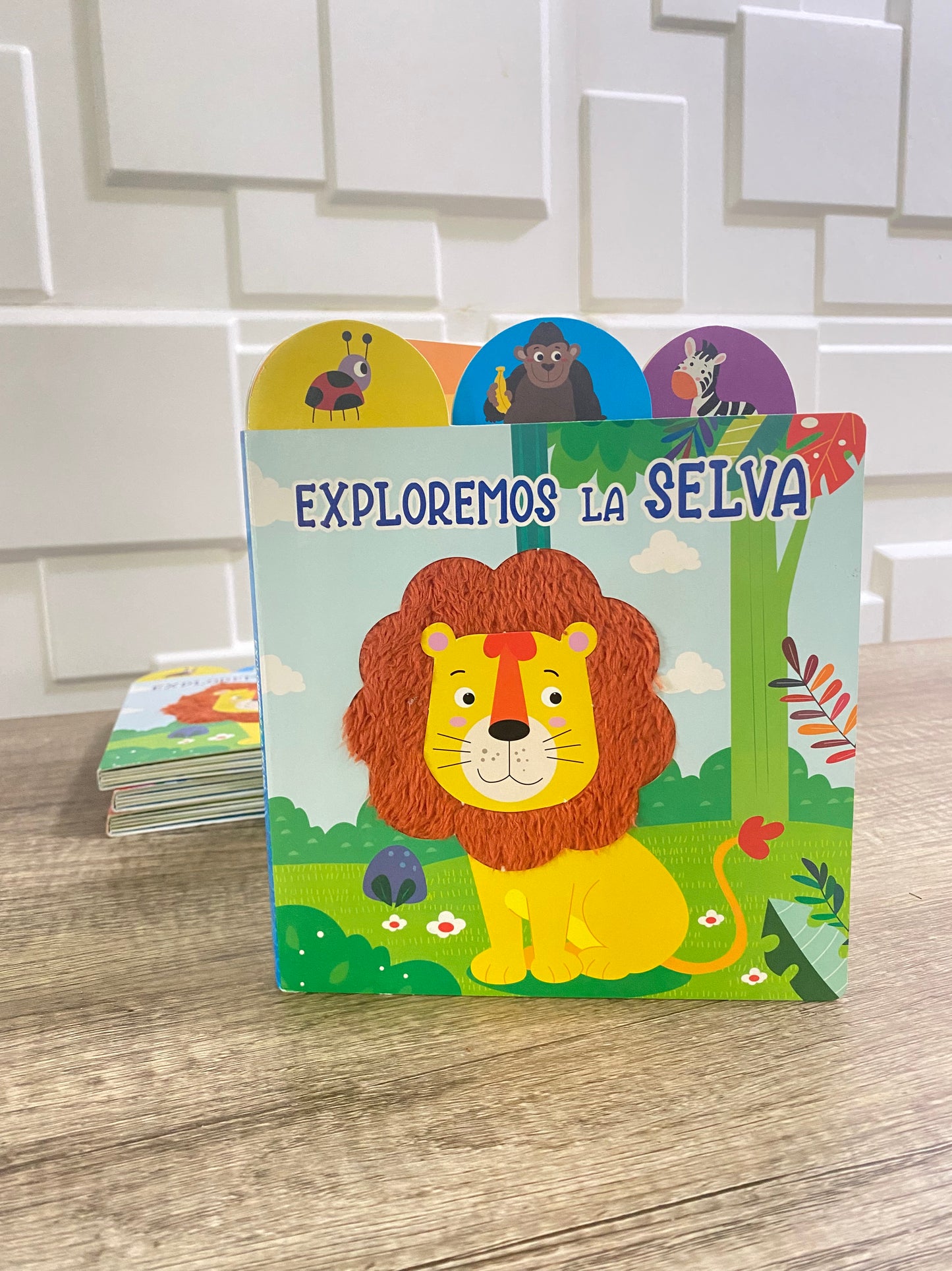 Libro Infantil Exploradores de la Selva con Pestañas y Relieve para Sentir y Tocar