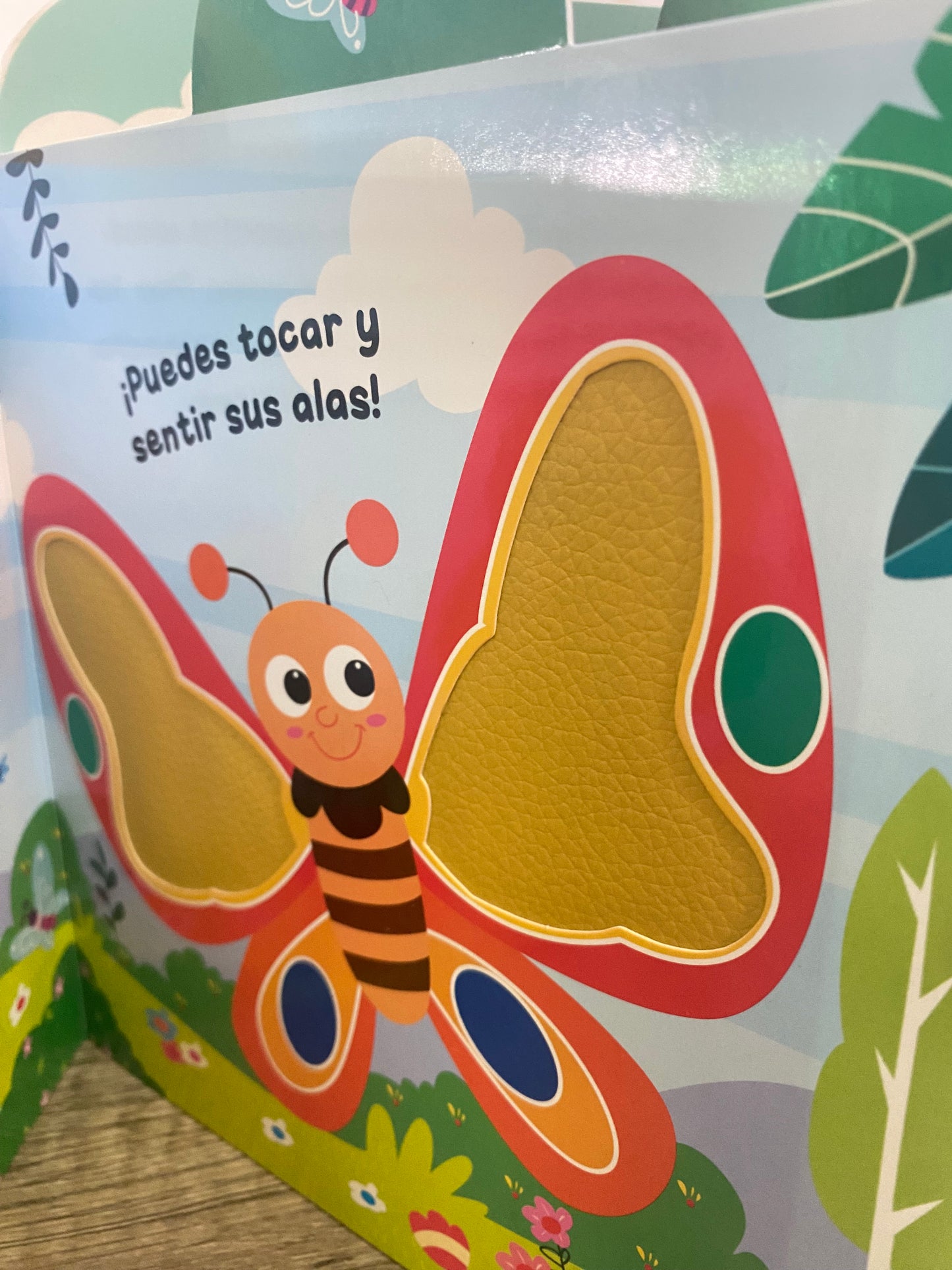 Los Secretos del Jardín, Libro con Pestaña y Relieve para Sentir y Tocar